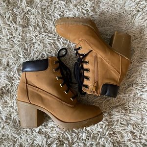 Zigi Soho Chunky heeled women’s boots that resemble “Timbs”, size 8